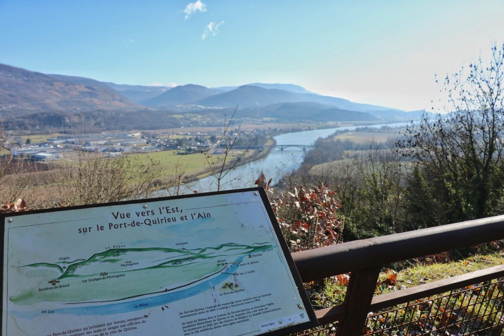 Vue sur le Rhône, depuis la cité médiévale de Quirieu