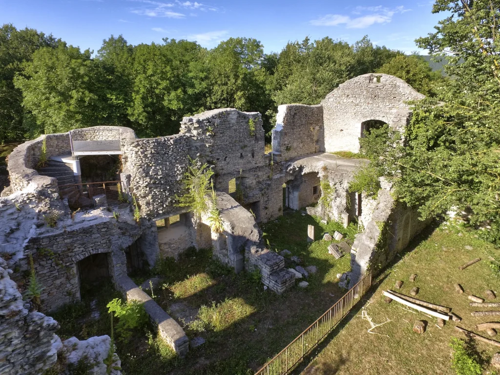 Quirieu, la cité endormie des Balcons du Dauphiné © Didier Jungers