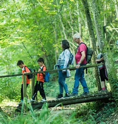 Randonnée en famille au coeur de la nature, à Saint-Chef, aux Balcons du Dauphiné (Isère)