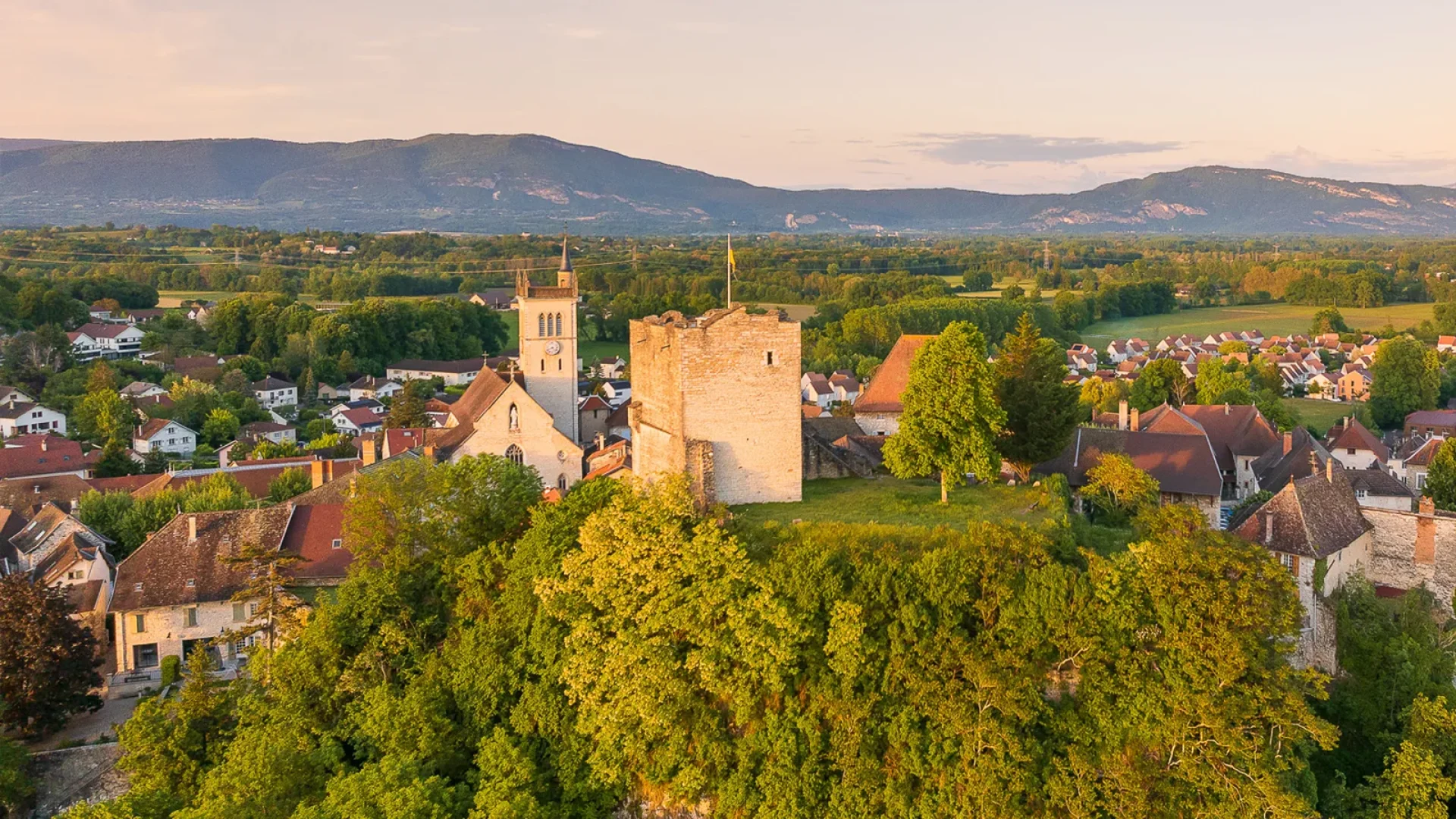 Vue aérienne de la tour médiévale et de l'église Saint-Symphorien de Morestel