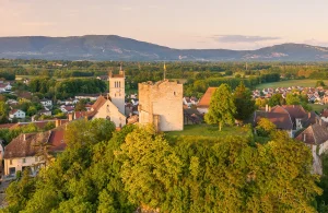 Vue aérienne de la tour médiévale et de l'église Saint-Symphorien de Morestel