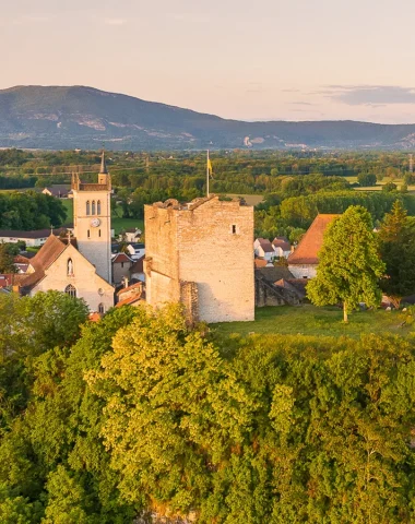 Vue aérienne de la tour médiévale et de l'église Saint-Symphorien de Morestel