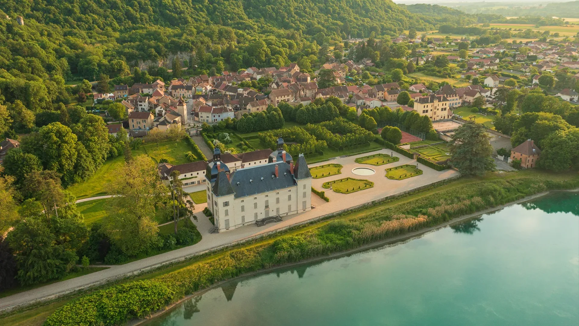 Vue aérienne du château de Vertrieu et ses jardins à la française