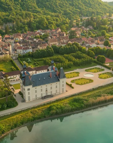 Vue aérienne du château de Vertrieu et ses jardins à la française