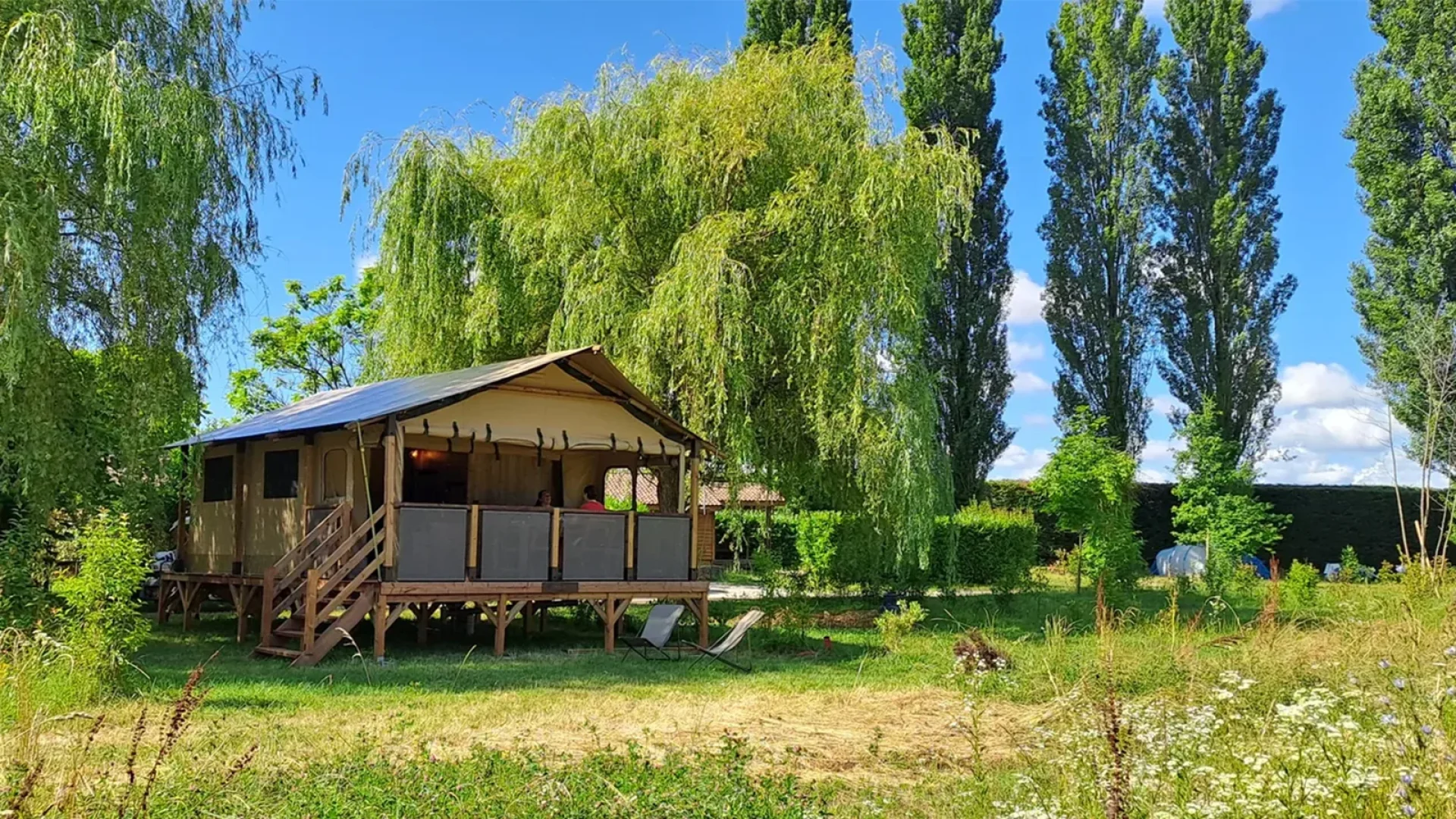 Lodge safari au camping des épinettes à Saint Romain de Jalionas, aux Balcons du Dauphiné en Isère