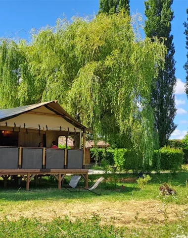 Lodge safari au camping des épinettes à Saint Romain de Jalionas, aux Balcons du Dauphiné en Isère