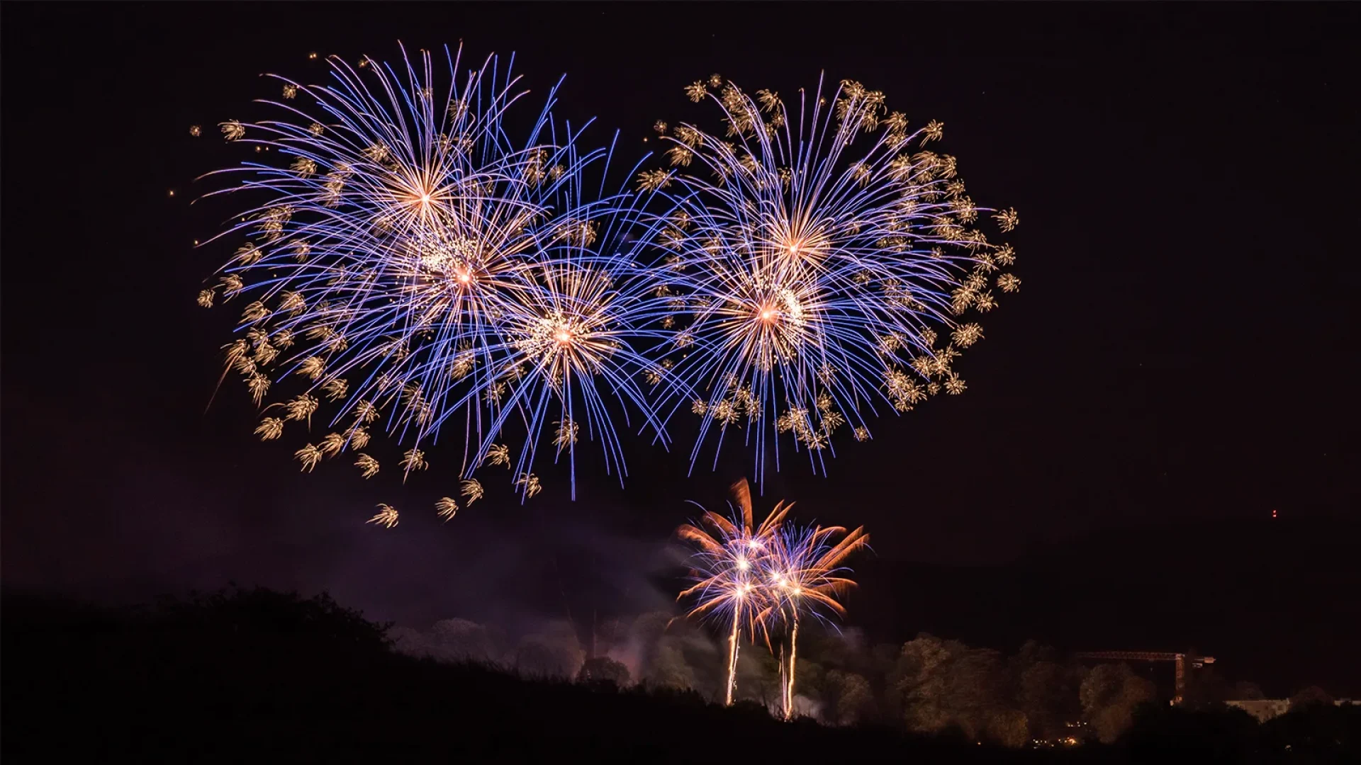 Feu d'artifice à Morestel pendant les illuminations dans le cadre des fêtes de fin d'année aux Balcons du Dauphiné