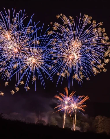 Feu d'artifice à Morestel pendant les illuminations dans le cadre des fêtes de fin d'année aux Balcons du Dauphiné