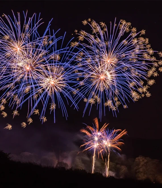 Feu d'artifice à Morestel pendant les illuminations dans le cadre des fêtes de fin d'année aux Balcons du Dauphiné