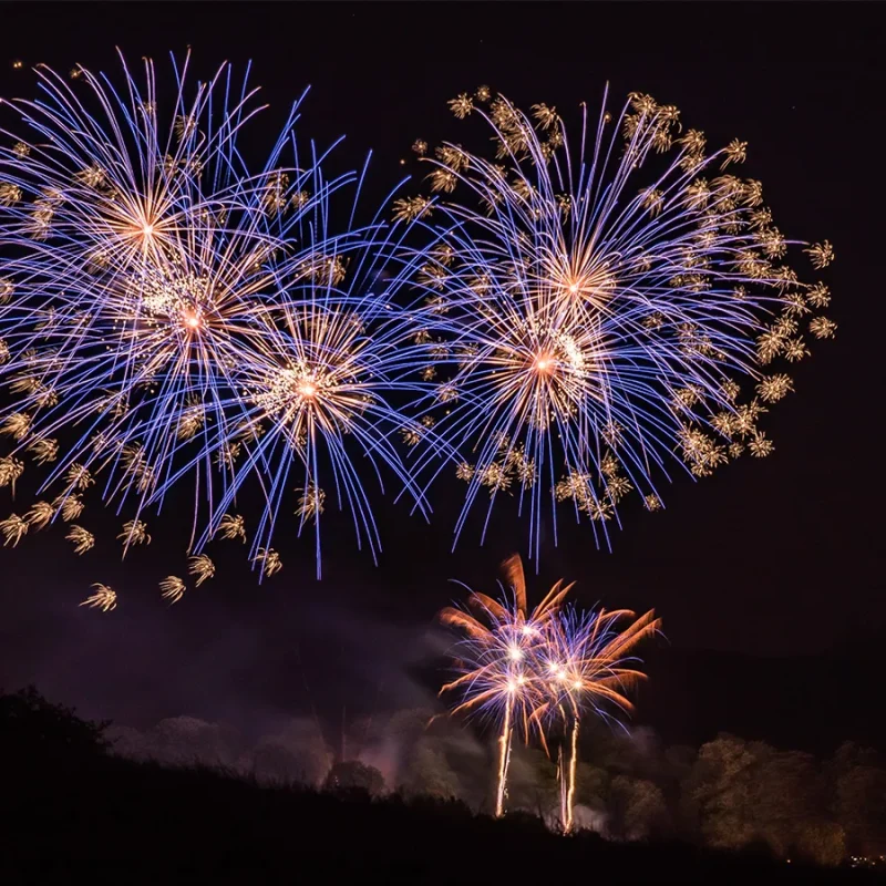 Feu d'artifice à Morestel pendant les illuminations dans le cadre des fêtes de fin d'année aux Balcons du Dauphiné