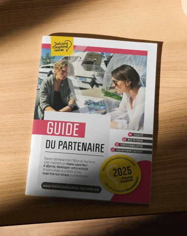 Couverture du guide du partenaire 2025 de l'Office de Tourisme des Balcons du Dauphiné